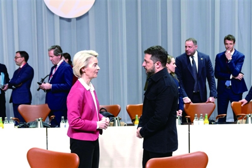 10月2日,在丹麦首都哥本哈根,乌克兰总统泽连斯基(右)与欧盟委员会主席冯德莱恩在欧洲政治共同体领导人会议期间交谈。本版图片均由新华社发